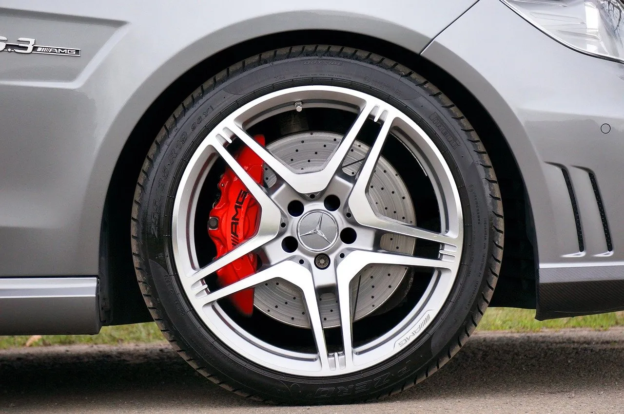 Hvordan vælger du de rigtige dæk til din bil?