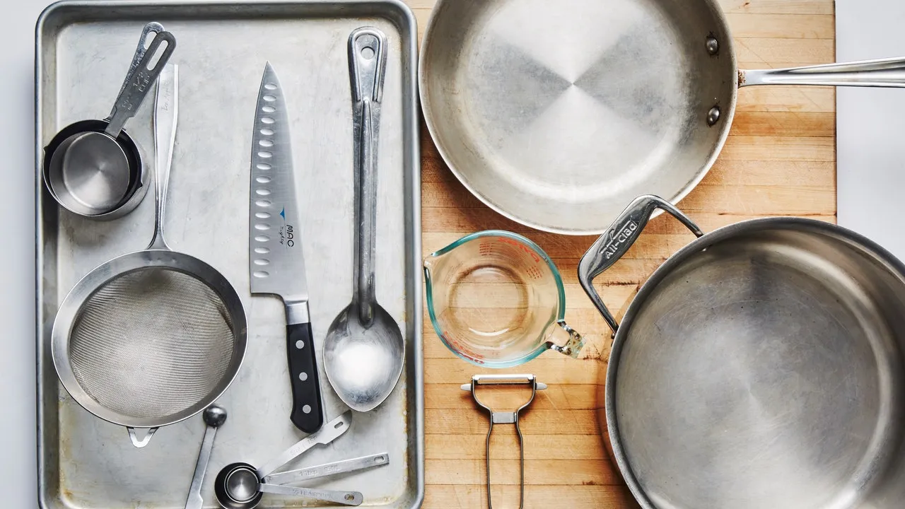 Разлика между кухненски инструменти, кухненски прибори и кухненско оборудване