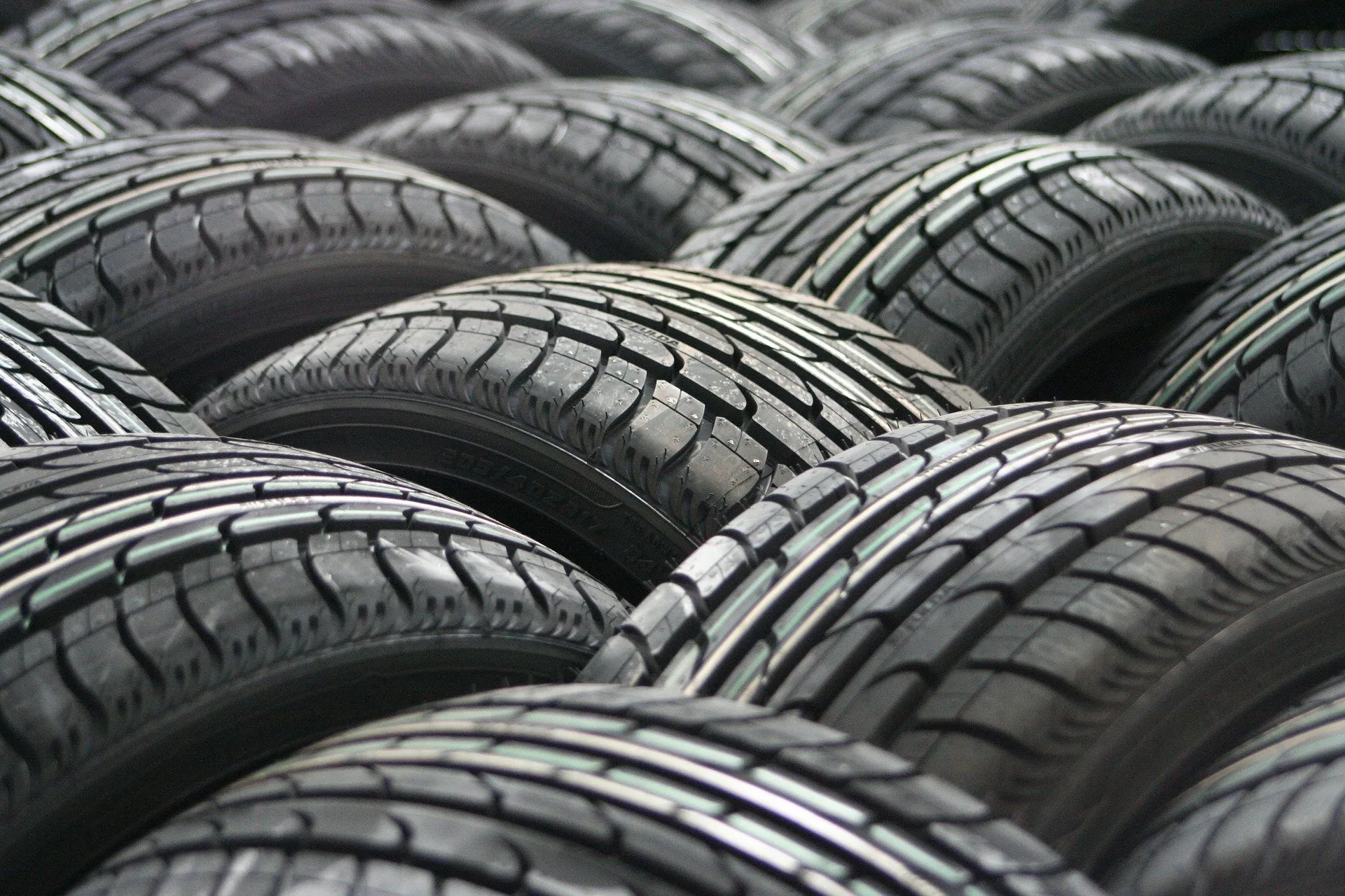 What are the different car tyres size?