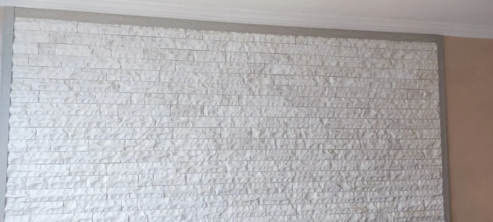 Бял камък за стена в спалня от Нови Искър