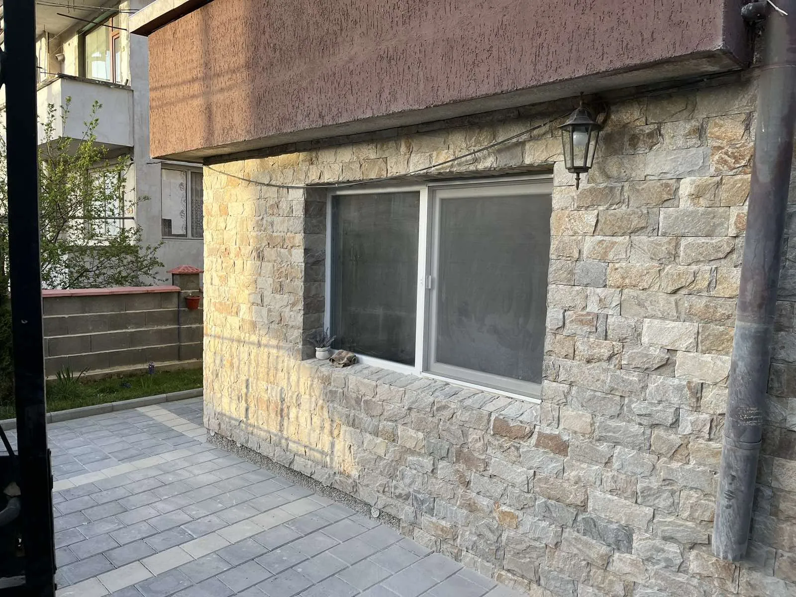 How to mount stone veneer as wall cladding