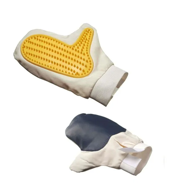 Camon Magic latex glove - гумена ръкавица за разресване, подходяща за късокосмести кучета