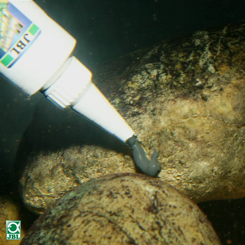 JBL HARU  – Лепило черно, може да се използва и във водата, спукани аквариуми или тръби, декорации (застопоряване на камъни, корали, корени и др 80 мл. 2