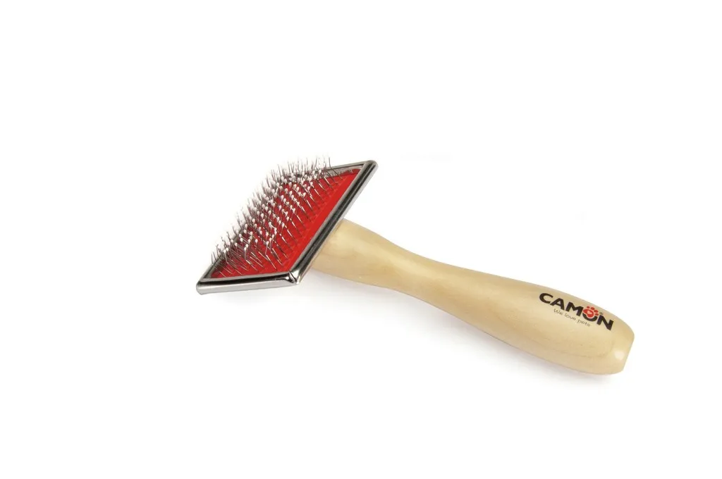 Camon Slicker brush with wooden handle XL - Дървена четка за кучета, с метални щифтове с пластмасово покритие, 12.5/8 см.