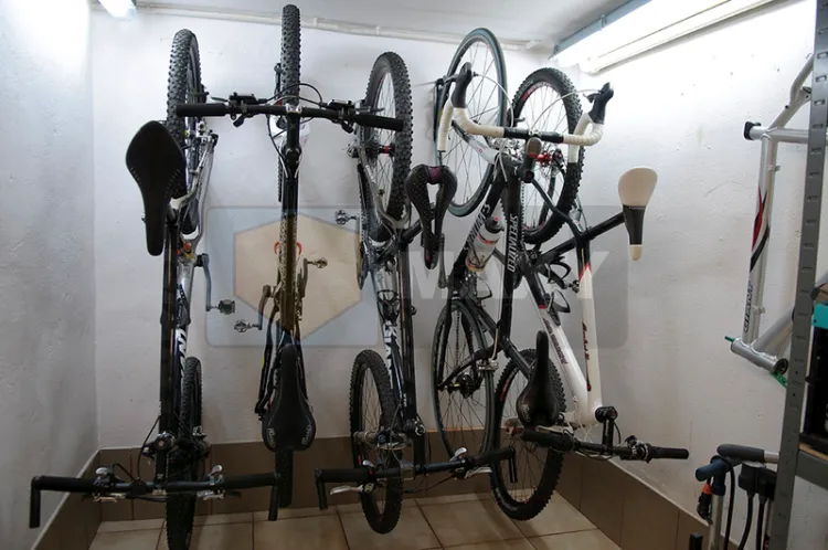 Закачалка за велосипед, стенна стойка за колело до 25кг 8