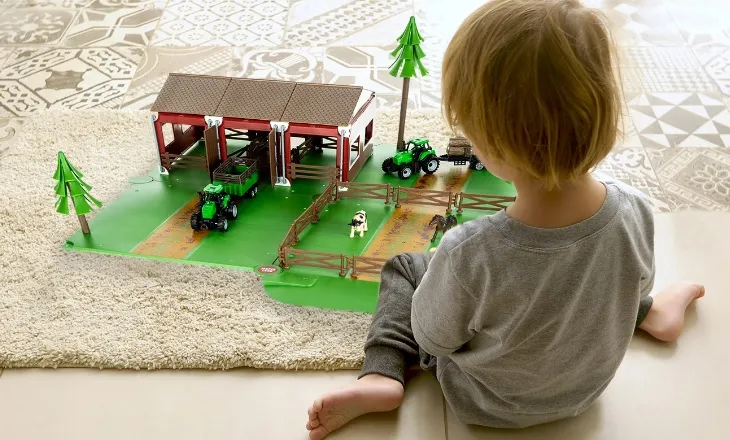 Детска ферма с 3 животни, 2 трактора с ремаркета и сгради 102 части | Iguana.bg 14