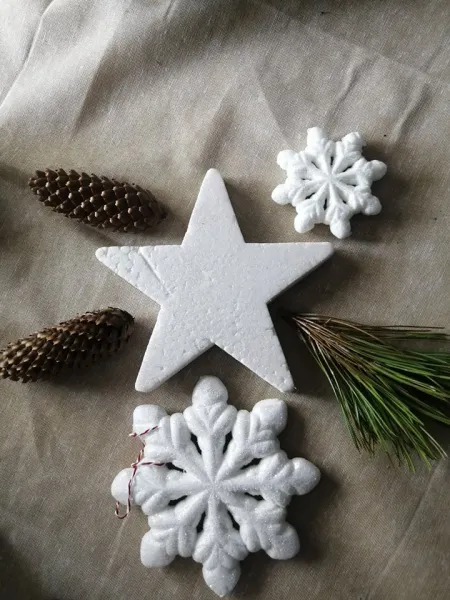 Коледни звезди и снежинки в бяло