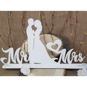 Мr & Mrs с младоженци надпис на стойка