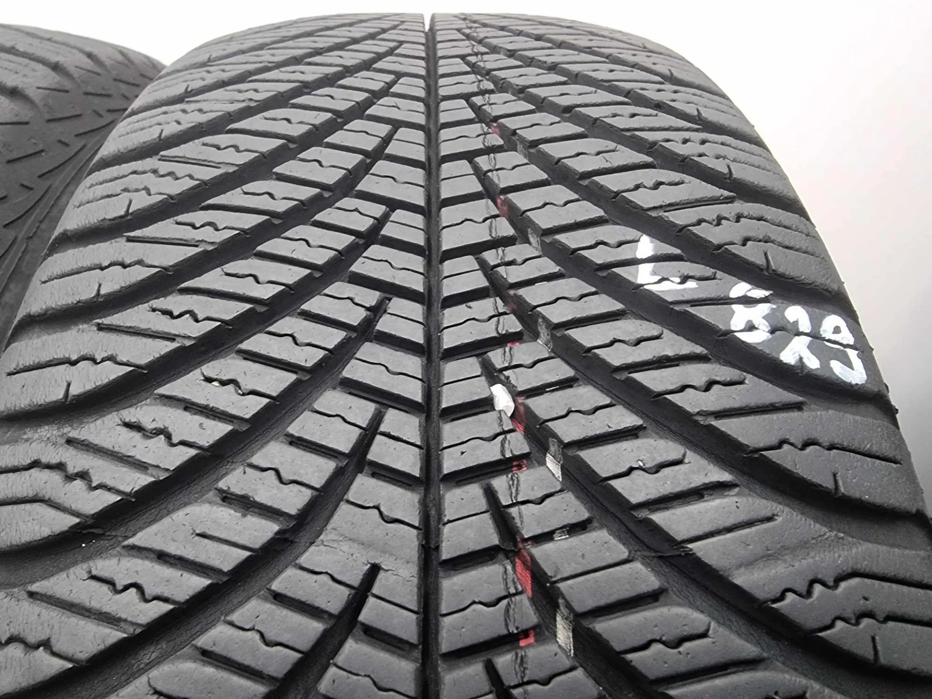 2бр всесезонни гуми 185/60/15 GOODYEAR L0829 2