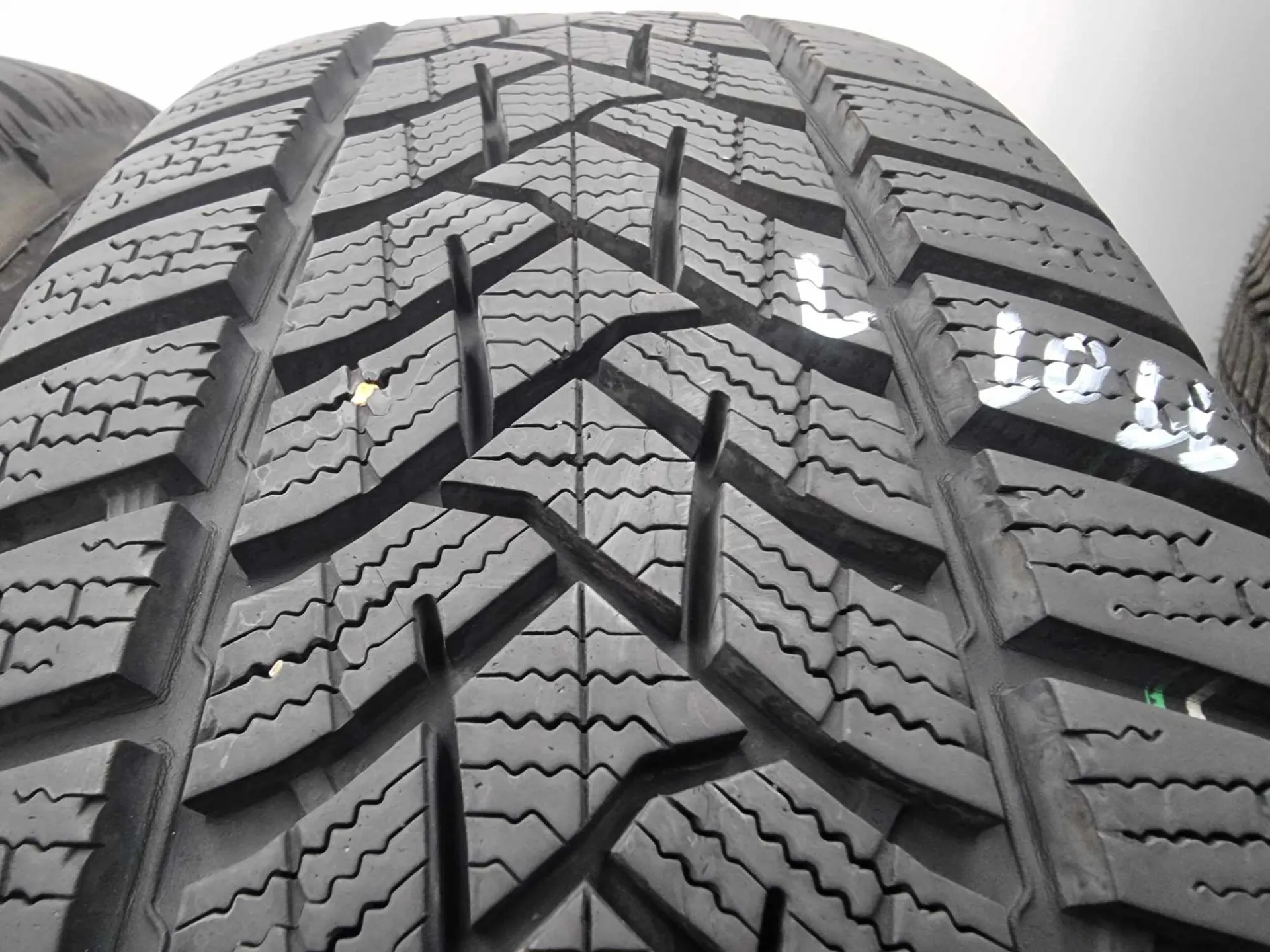 2бр зимни гуми 205/60/16 DUNLOP L01011 2