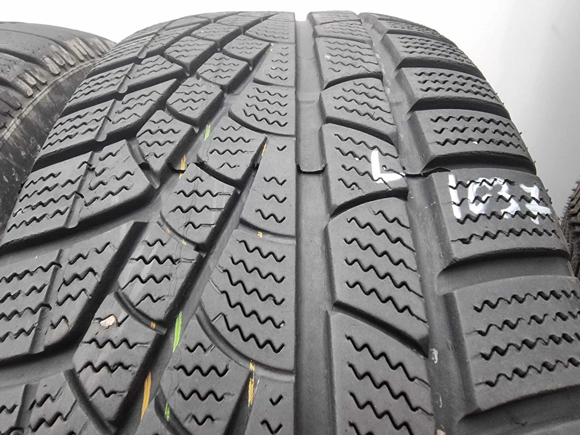 2бр зимни гуми 215/65/16 PIRELLI L01037 2