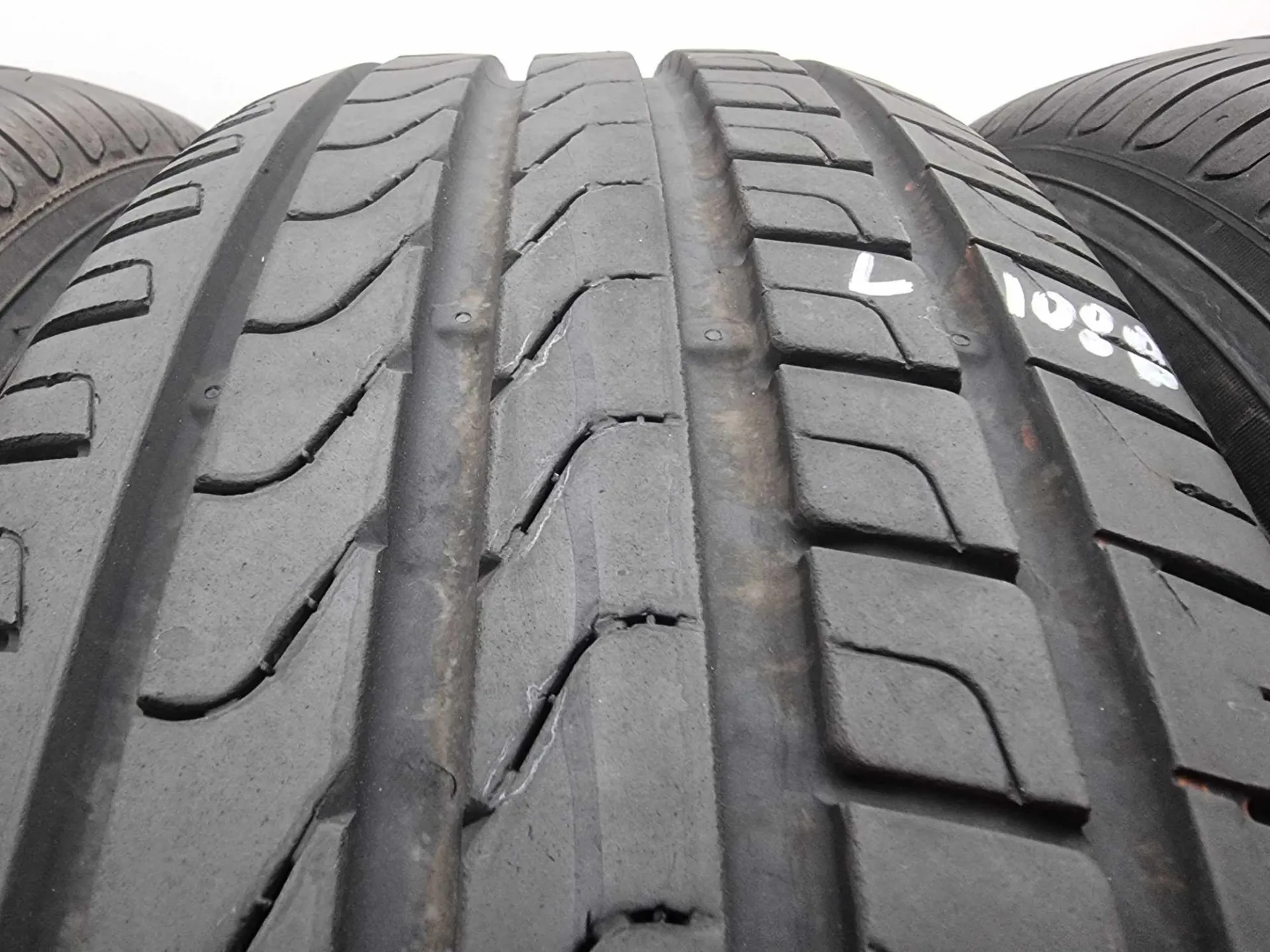 2бр летни гуми 215/65/17 PIRELLI L01088 2