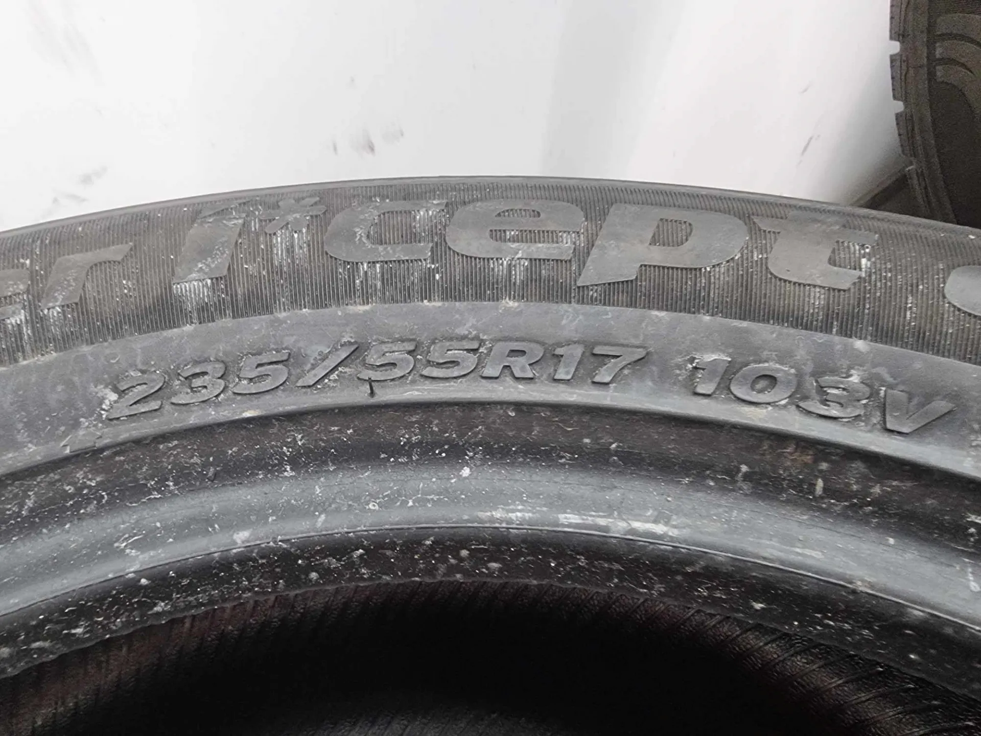 2бр зимни гуми 235/55/17 HANKOOK L01097 4