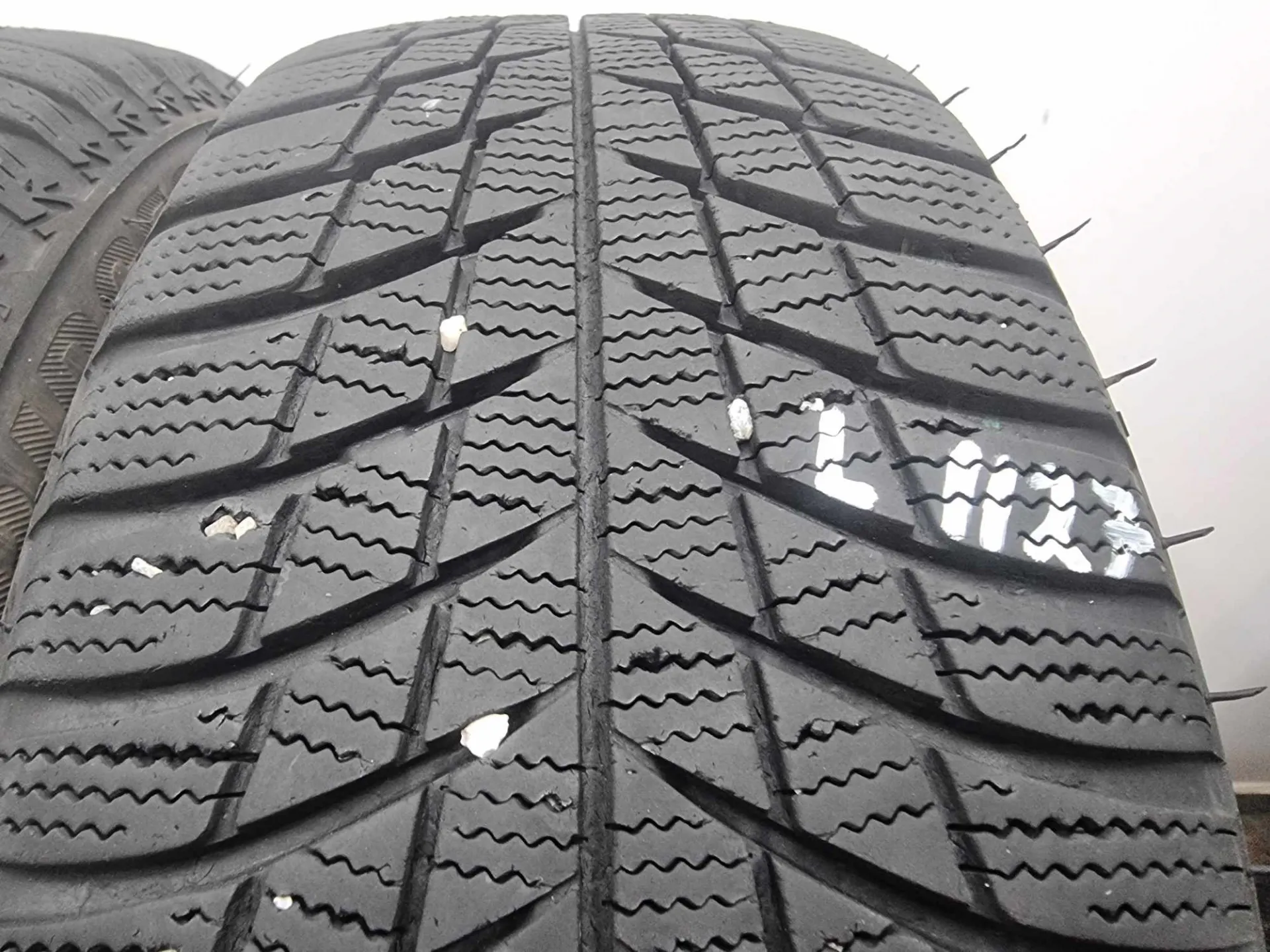 2бр зимни гуми 185/60/15 BRIDGESTONE L01127 2