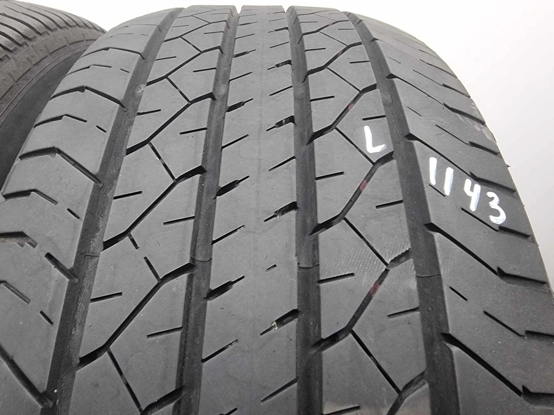 2бр летни гуми 235/55/18 DUNLOP L01143 2