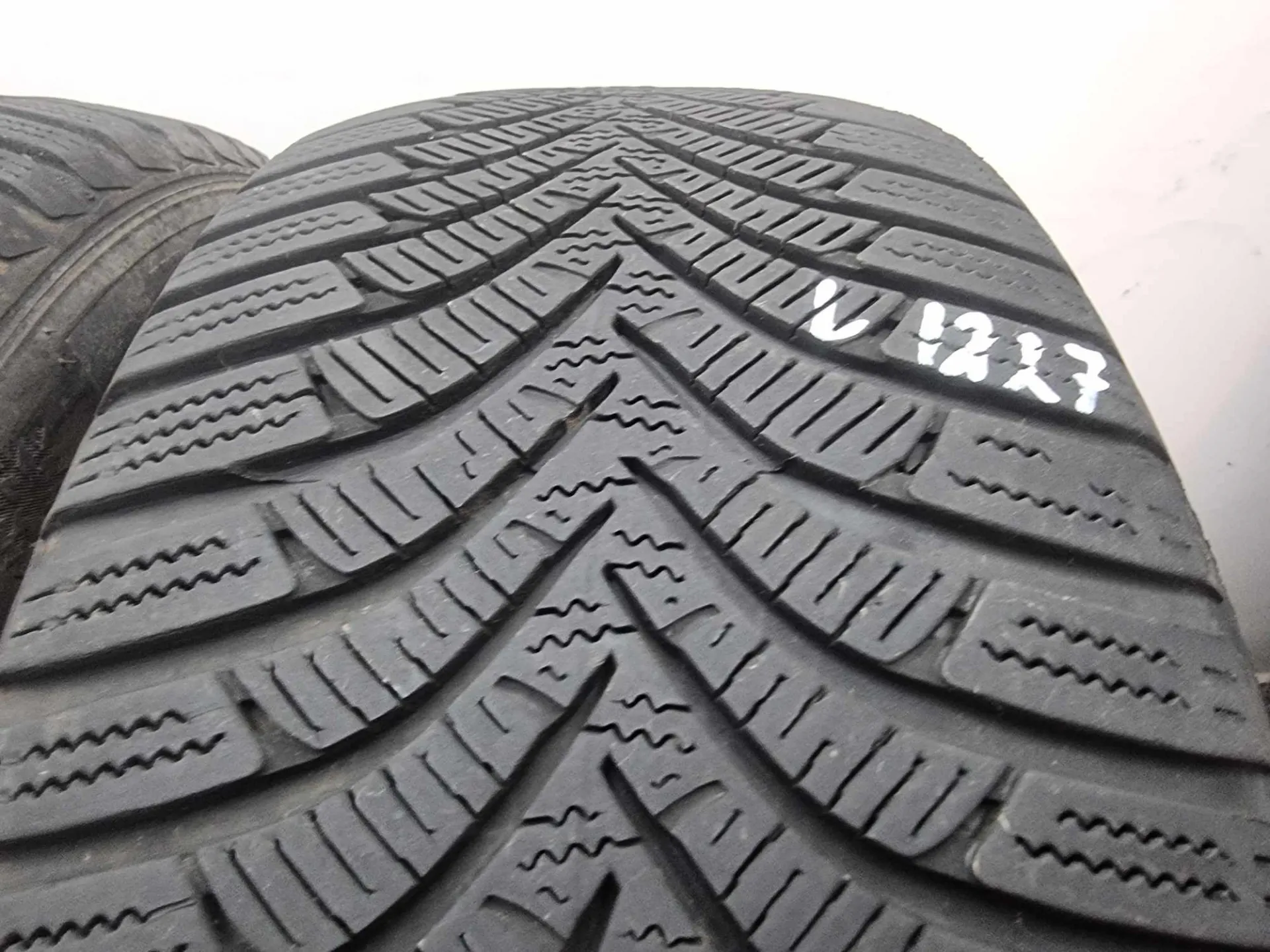 2бр зимни гуми 205/55/16 HANKOOK L01227 2