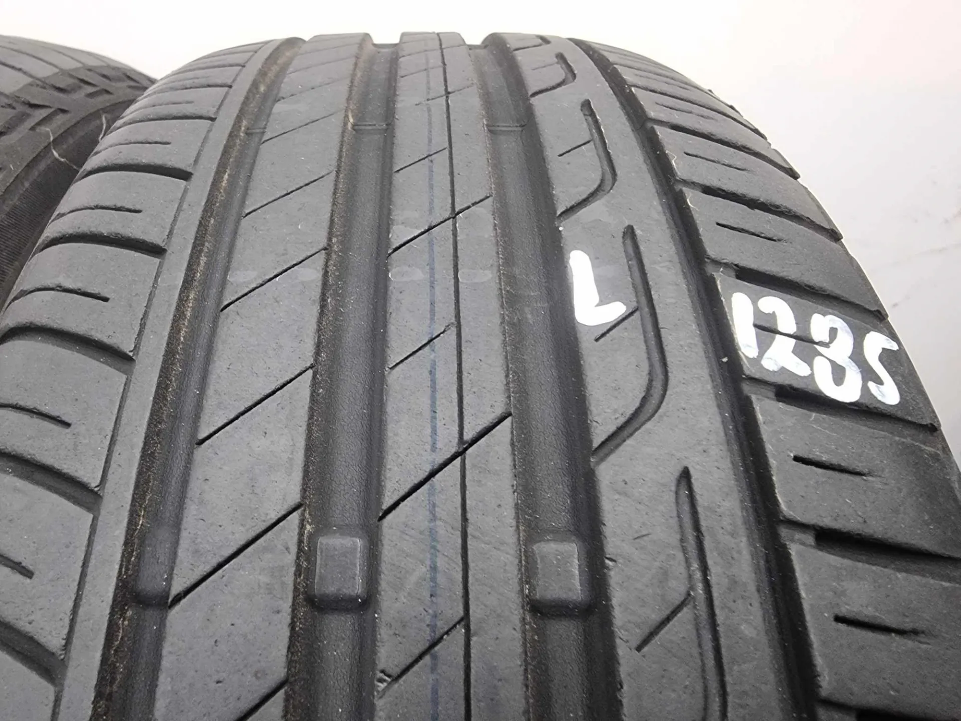 2бр летни гуми 185/60/15 BRIDGESTONE L01285 2