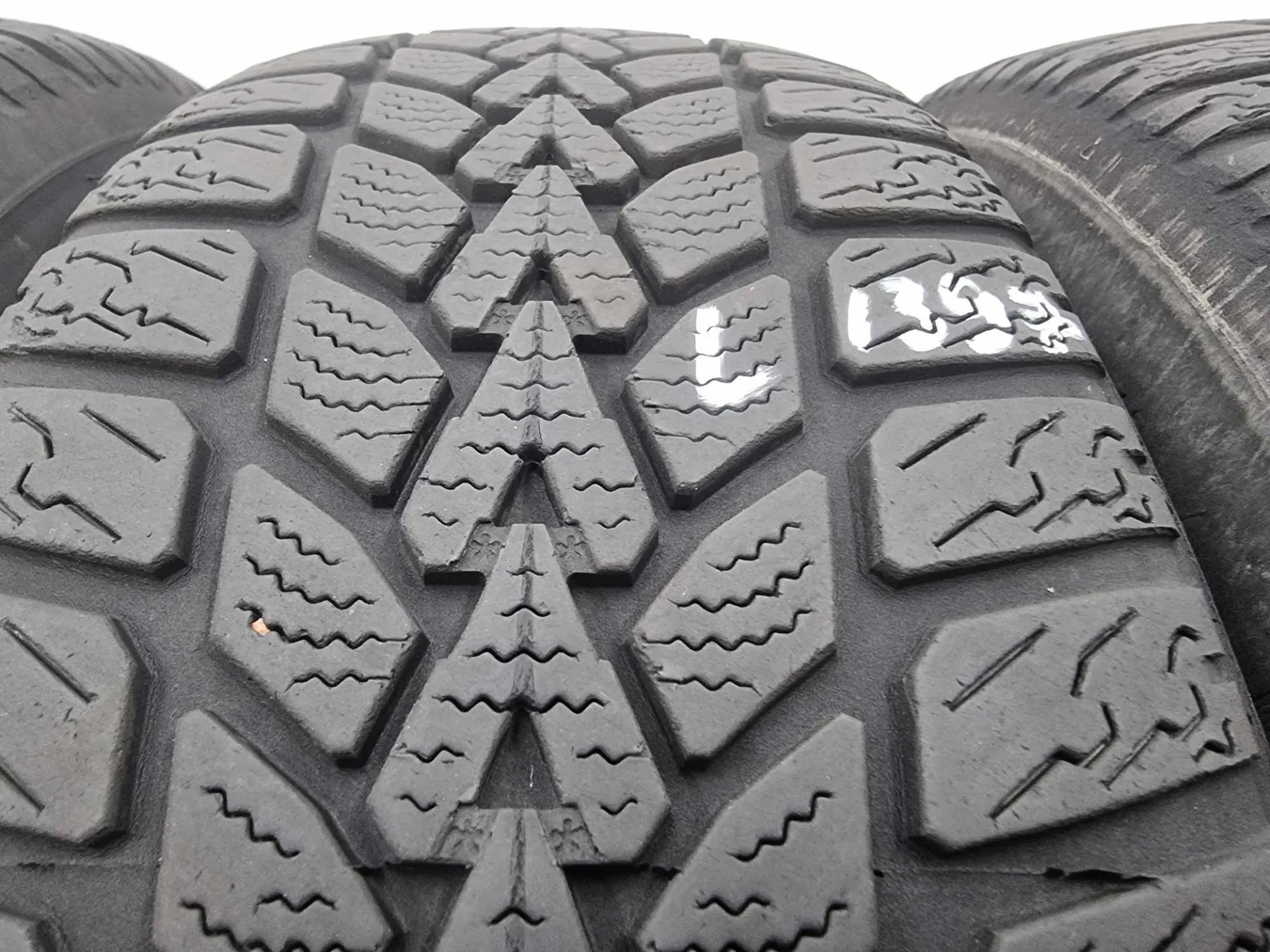 4бр зимни гуми 185/60/15 DUNLOP L01397 4