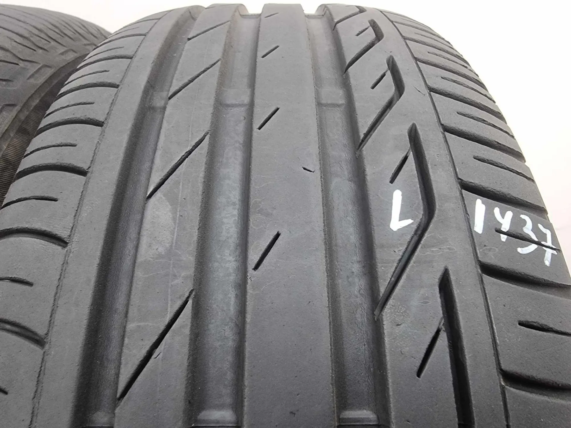 2бр летни гуми 195/60/15 BRIDGESTONE L01437  2