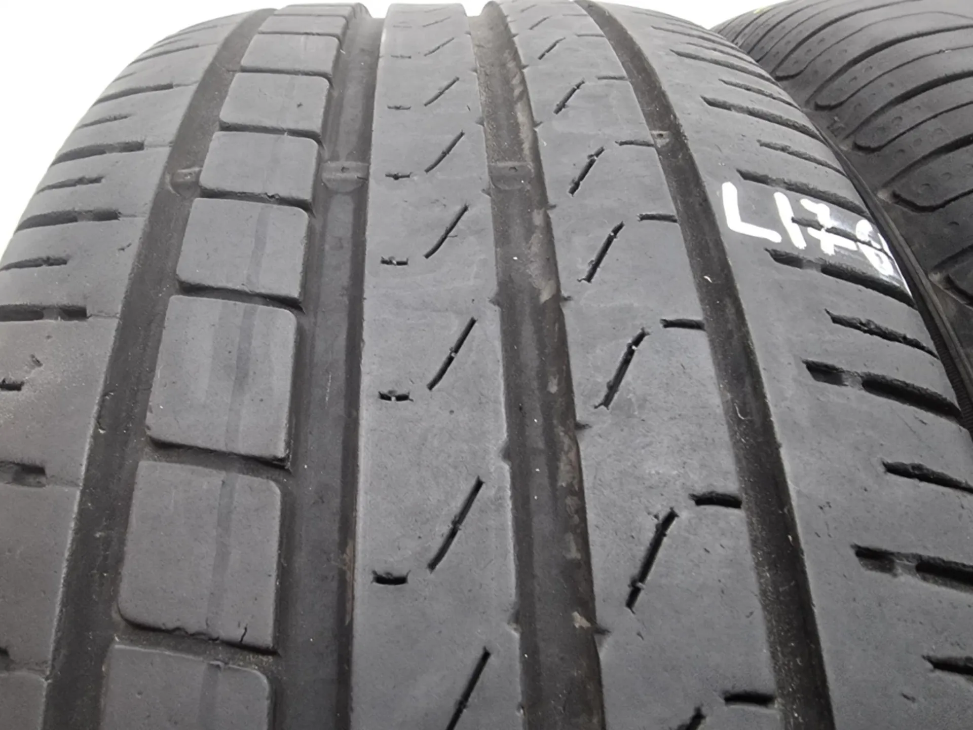 2бр летни гуми 235/50/19 PIRELLI L01764 2