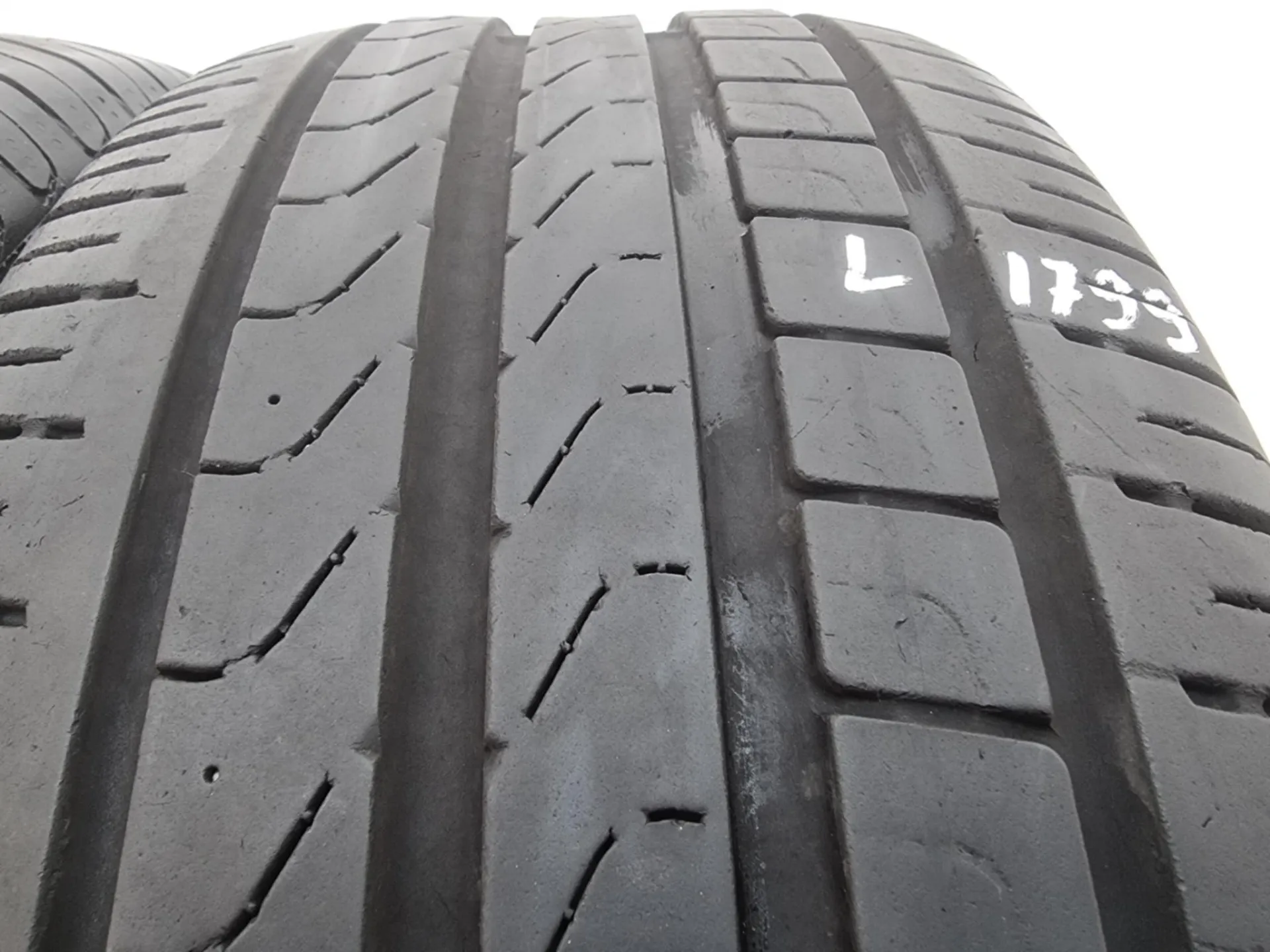 2бр летни гуми 235/50/19 PIRELLI L01799  2