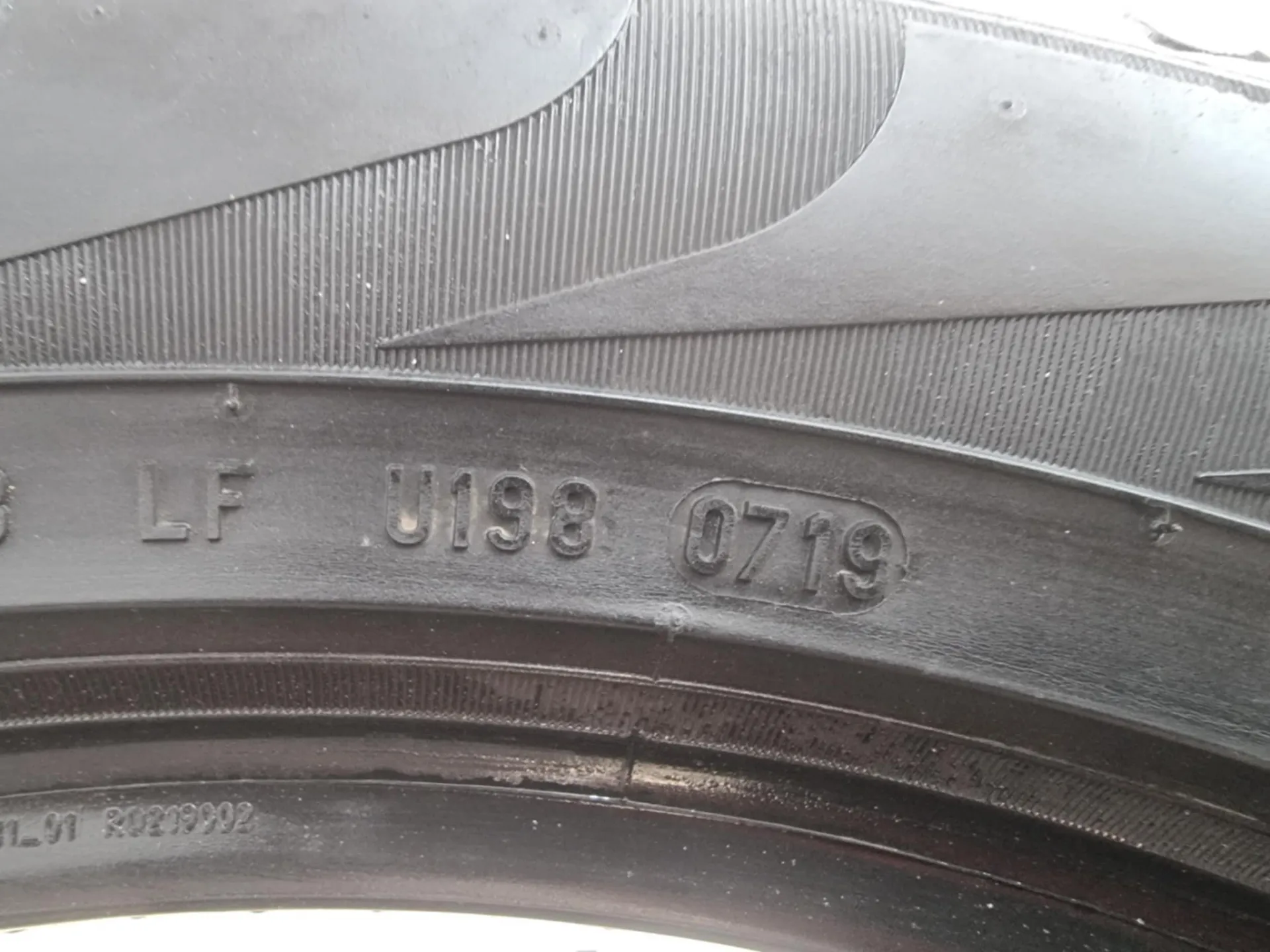 2бр летни гуми 235/50/19 PIRELLI L01799  5