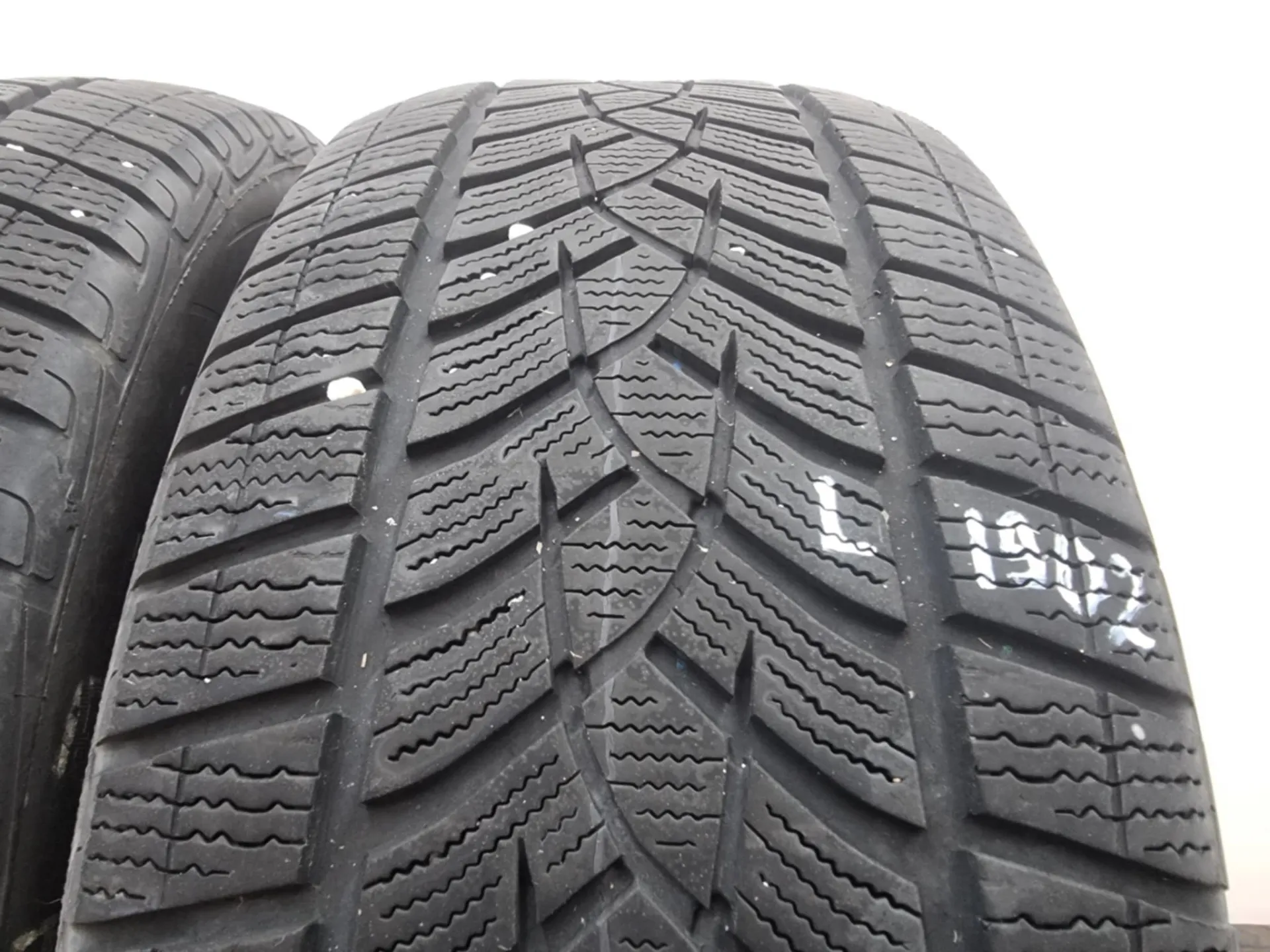 2бр зимни гуми 235/55/17 GOODYEAR L01902 2