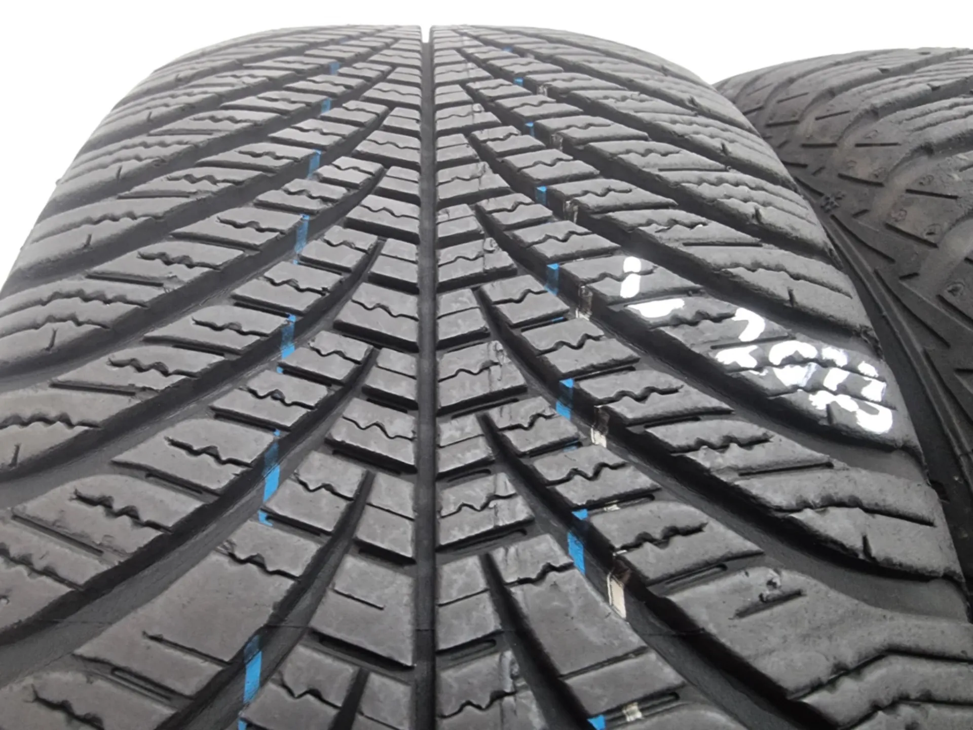 2бр всесезонни гуми 195/60/15 GOODYEAR L02023 2