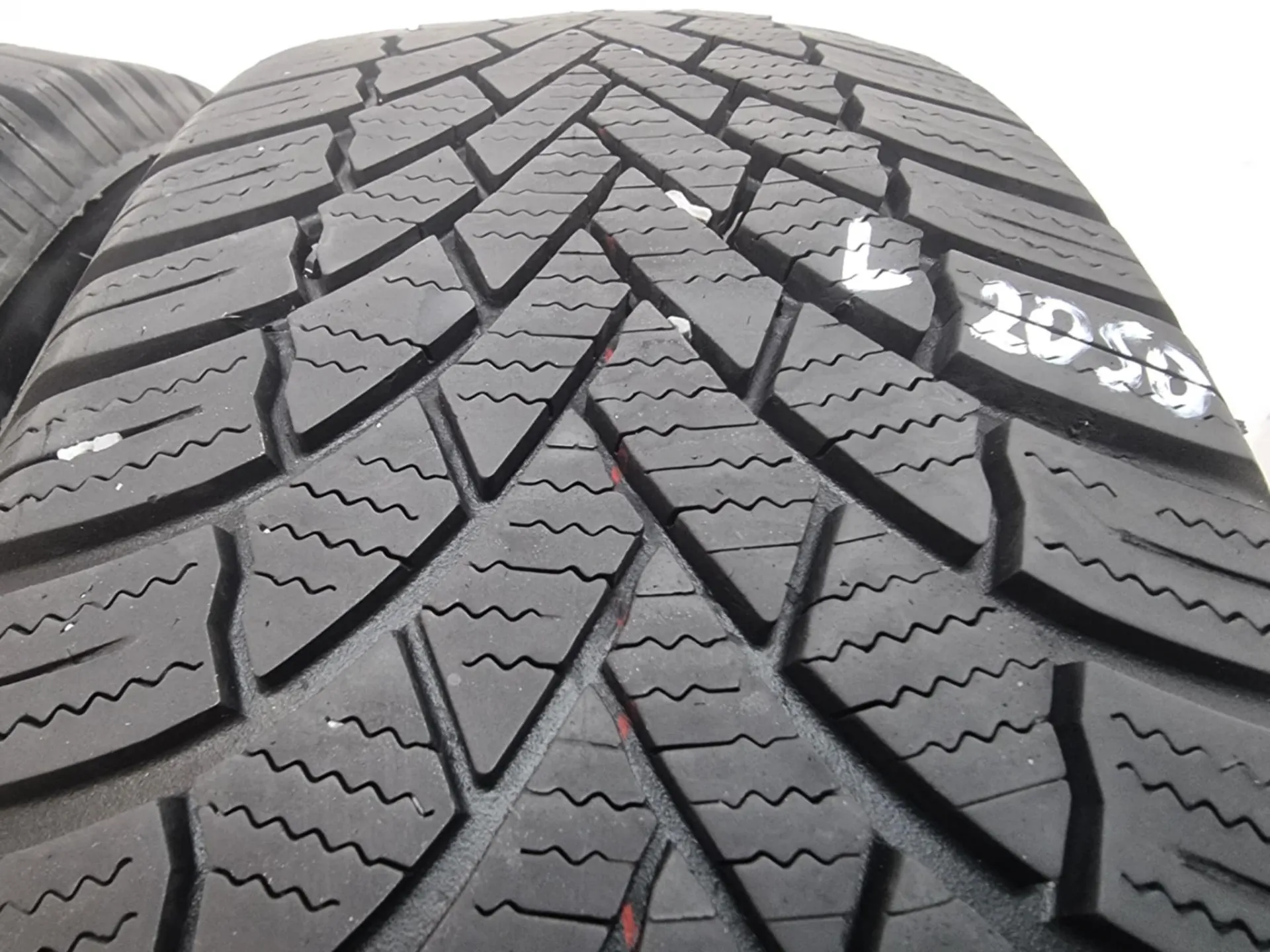 2бр зимни гуми 185/60/15 BRIDGESTONE L02050 2