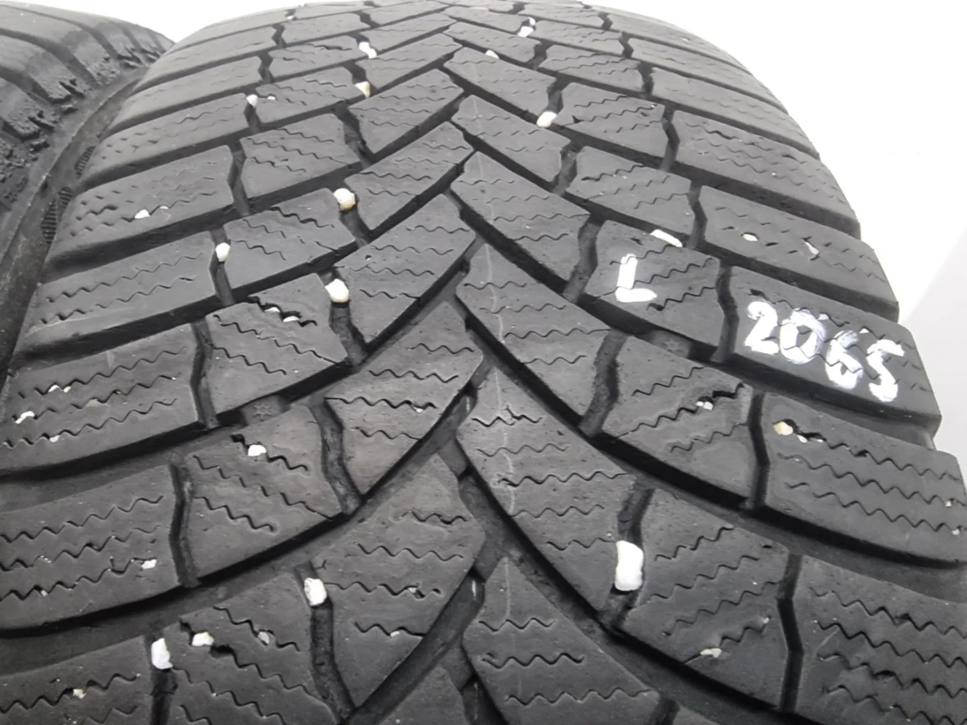 2бр зимни гуми 205/55/16 BRIDGESTONE L02065  2