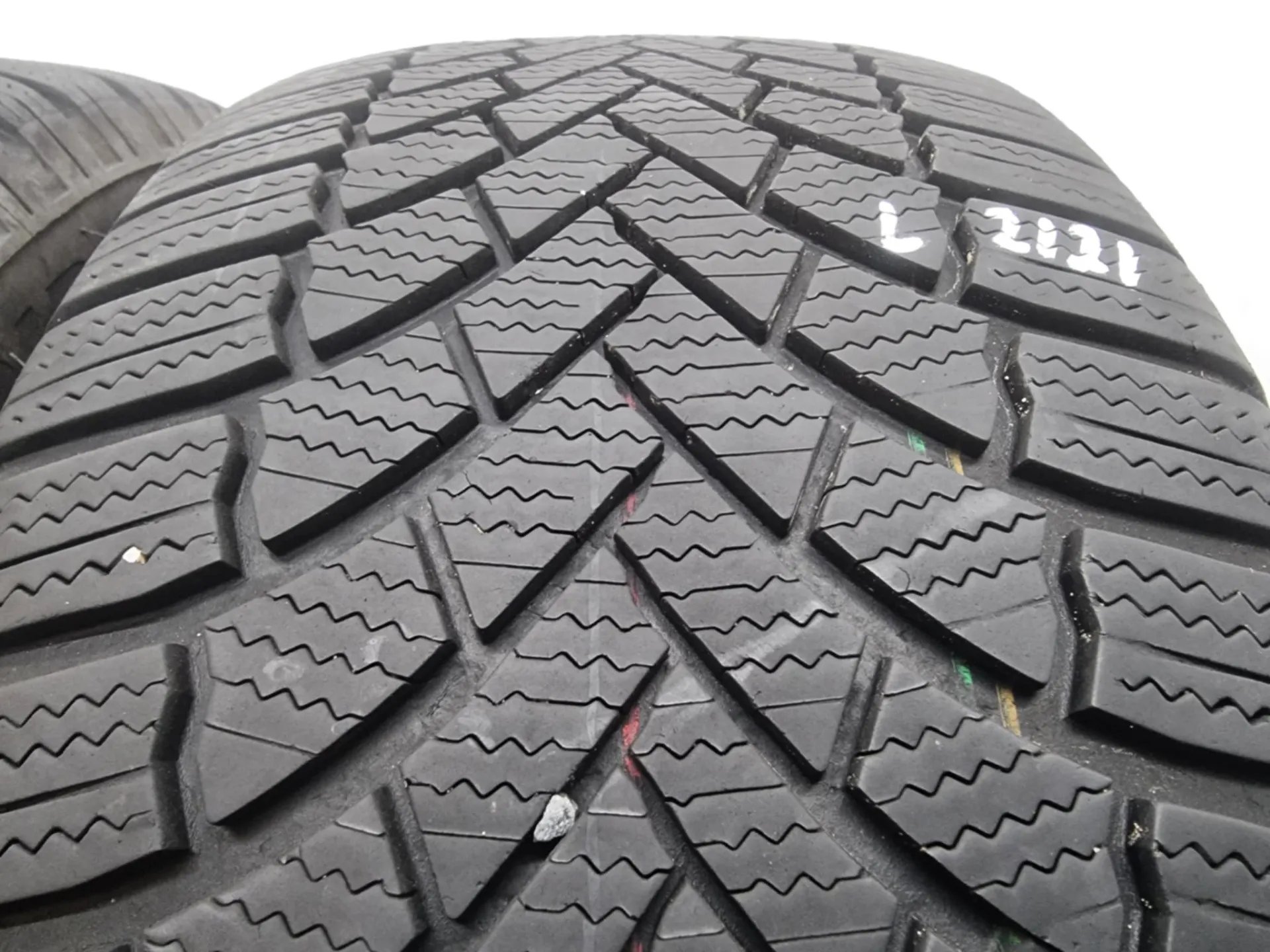 2бр зимни гуми 235/55/17 BRIDGESTONE L02121 2