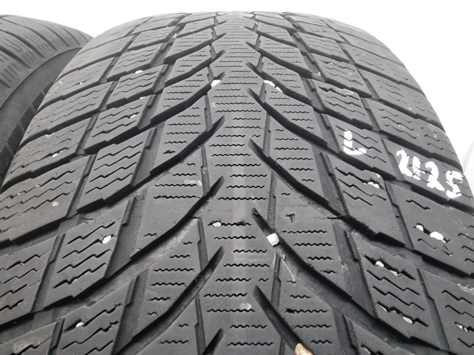 2бр зимни гуми 235/55/17 NOKIAN L02125 2