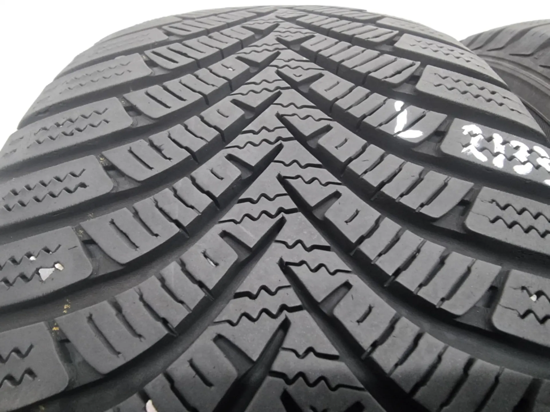 2бр зимни гуми 185/60/14 HANKOOK L02133 1