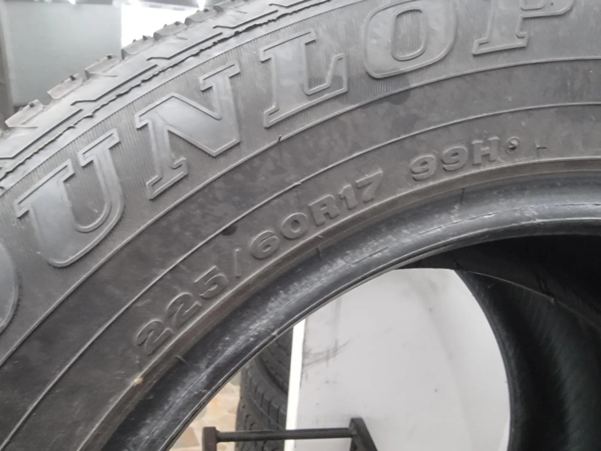 2бр летни гуми 225/60/17 DUNLOP L02248  4