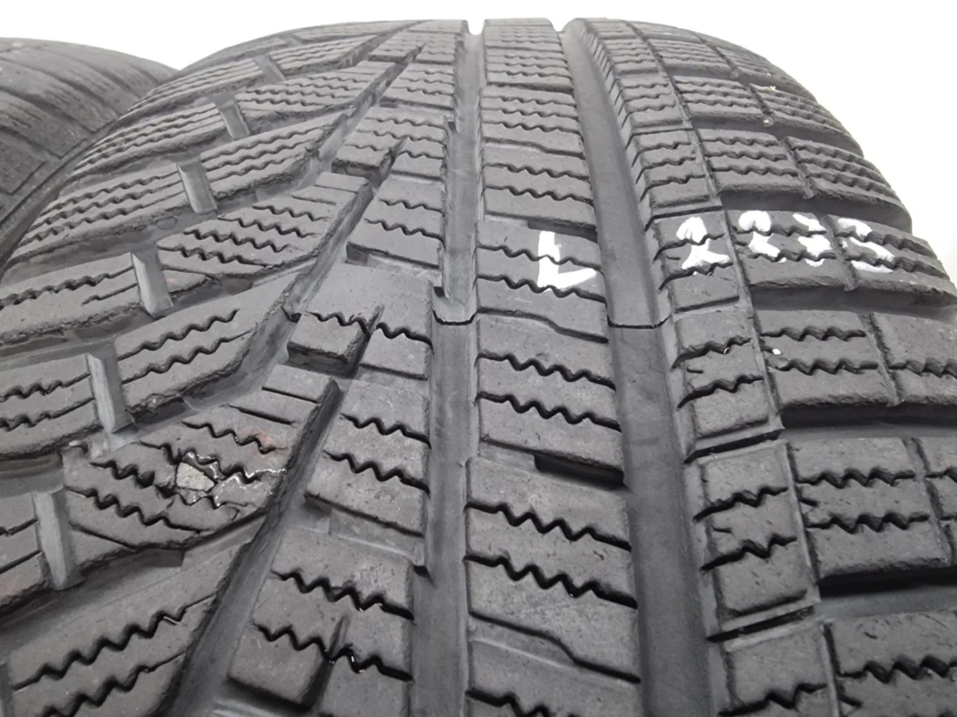 2бр зимни гуми 225/65/17 HANKOOK L02273  1