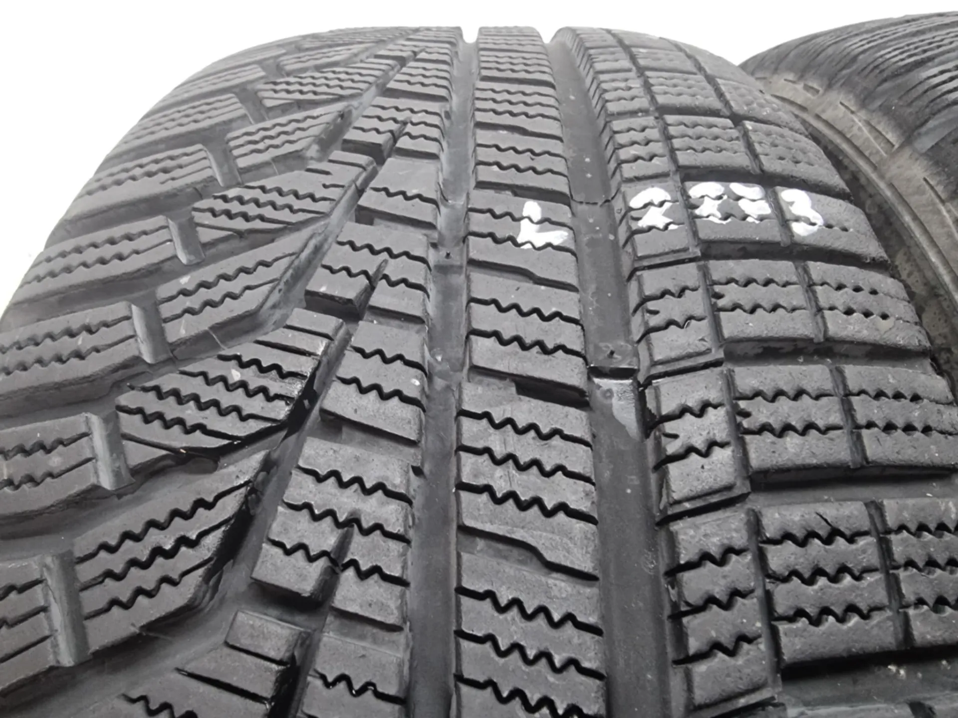 2бр зимни гуми 225/65/17 HANKOOK L02273  2