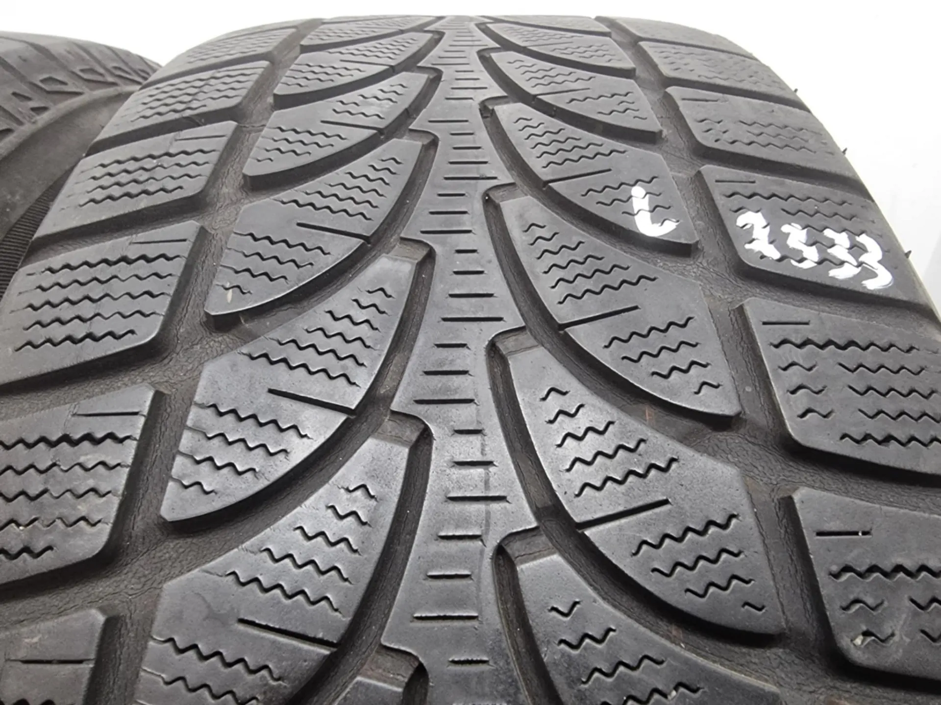 2бр зимни гуми 235/60/18 BRIDGESTONE L02333  2