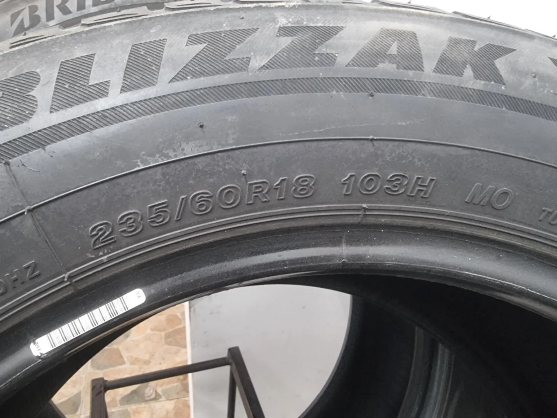 2бр зимни гуми 235/60/18 BRIDGESTONE L02333  5