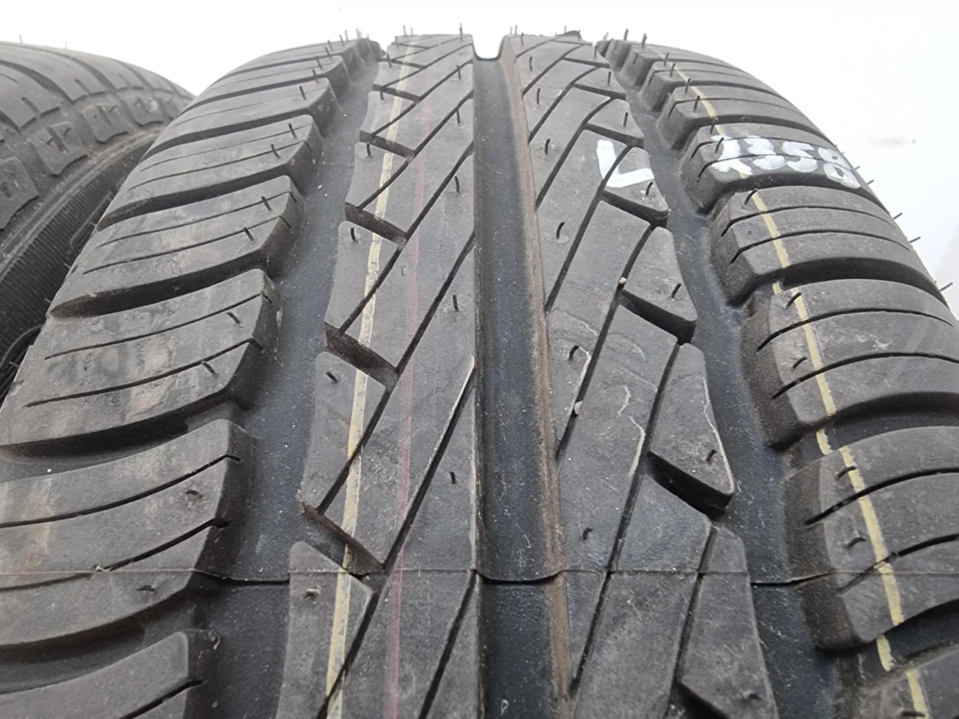 2бр летни гуми 185/60/15 GOODYEAR L02358 2