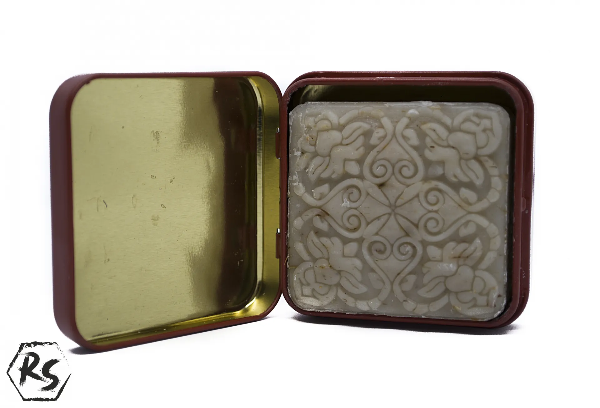 Натурален сапун с аромат на роза, сусам и лайка в квадратна кутийка с лика на Фрида Кало в червено КВ12 2