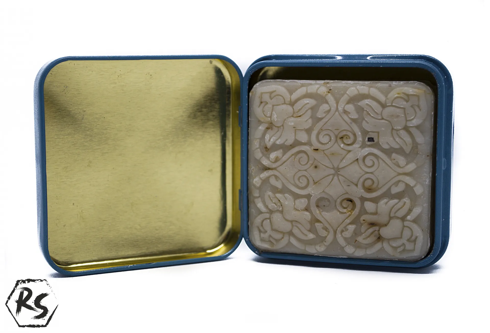 Натурален сапун с аромат на роза, сусам и лайка в квадратна кутийка с лика на Фрида Кало в синьо КВ13 2