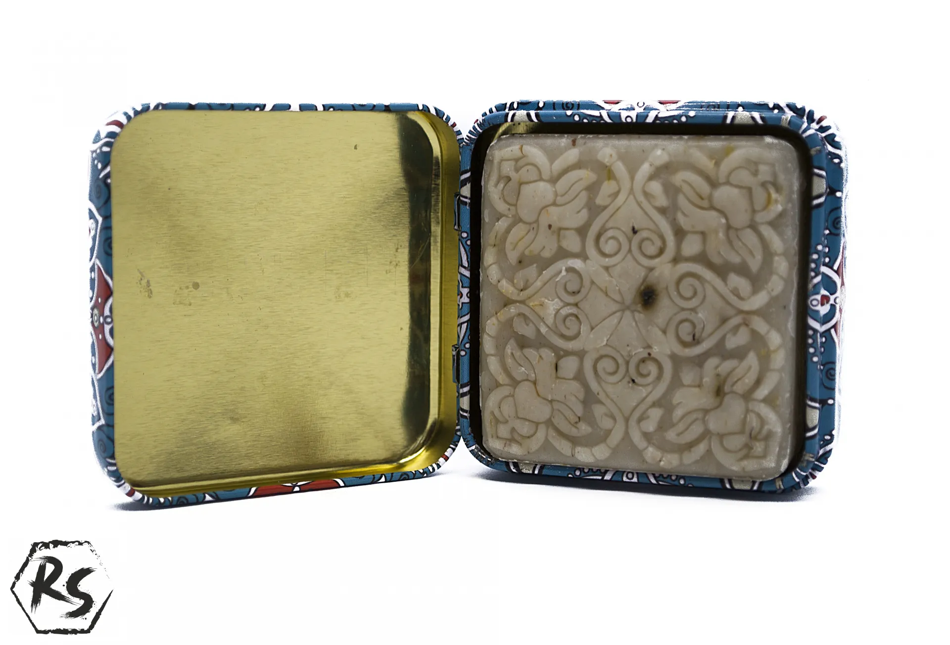 Натурален сапун с аромат на роза, сусам и лайка в красива квадратна кутийка с мандала  в синьо КВ16 2