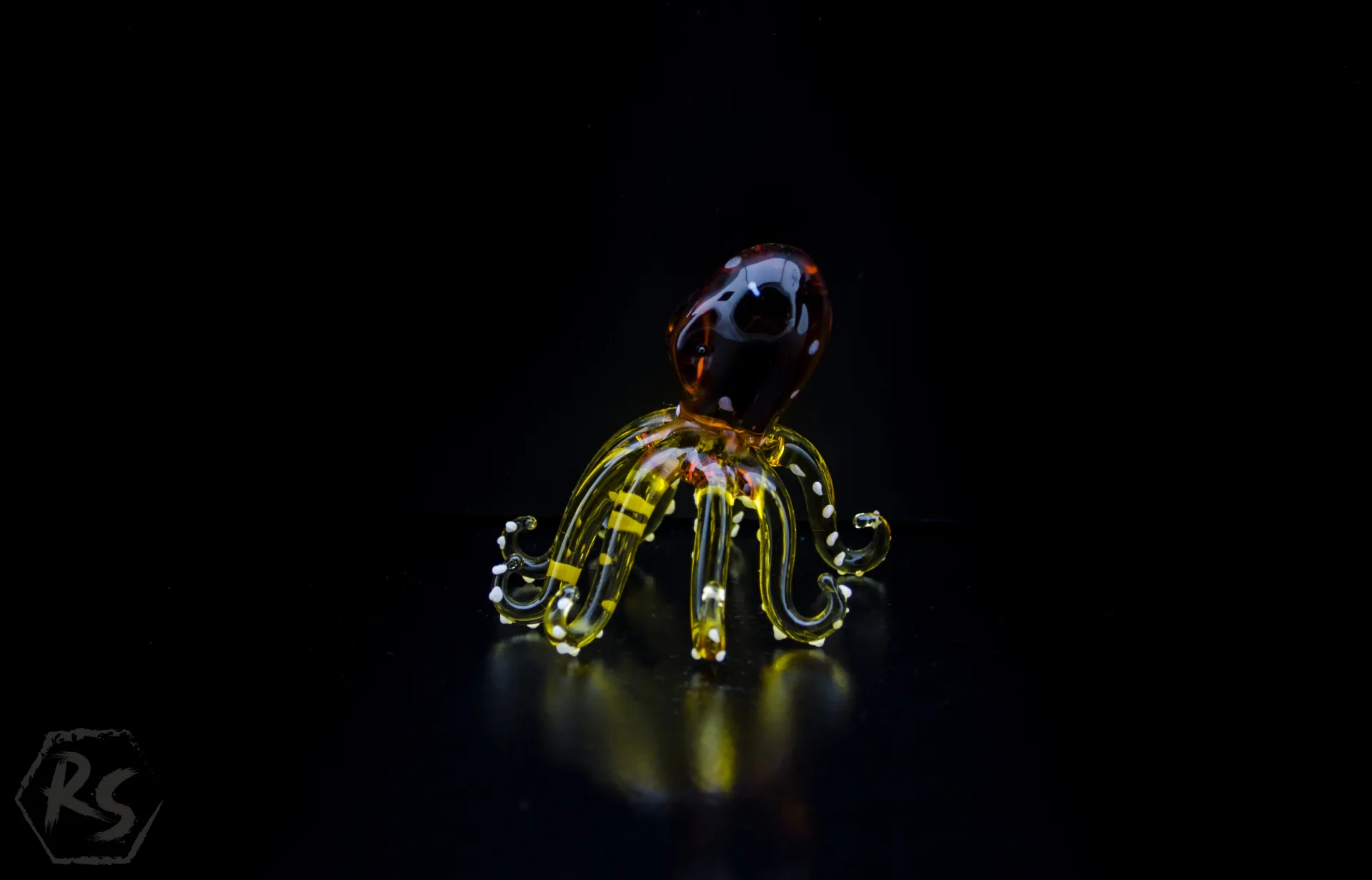 Стъклена фигура октопод жълт 2