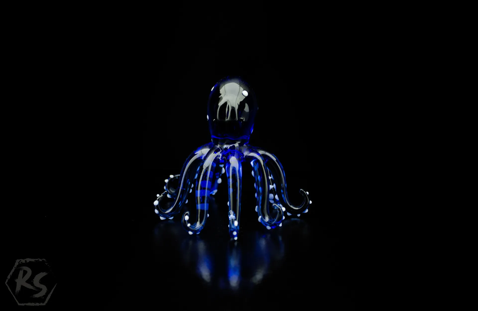Стъклена фигура октопод син 2