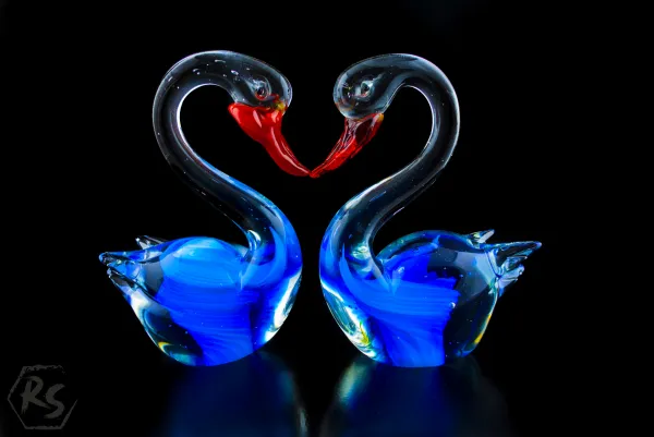 Двойка сини стъклени лебеди 1