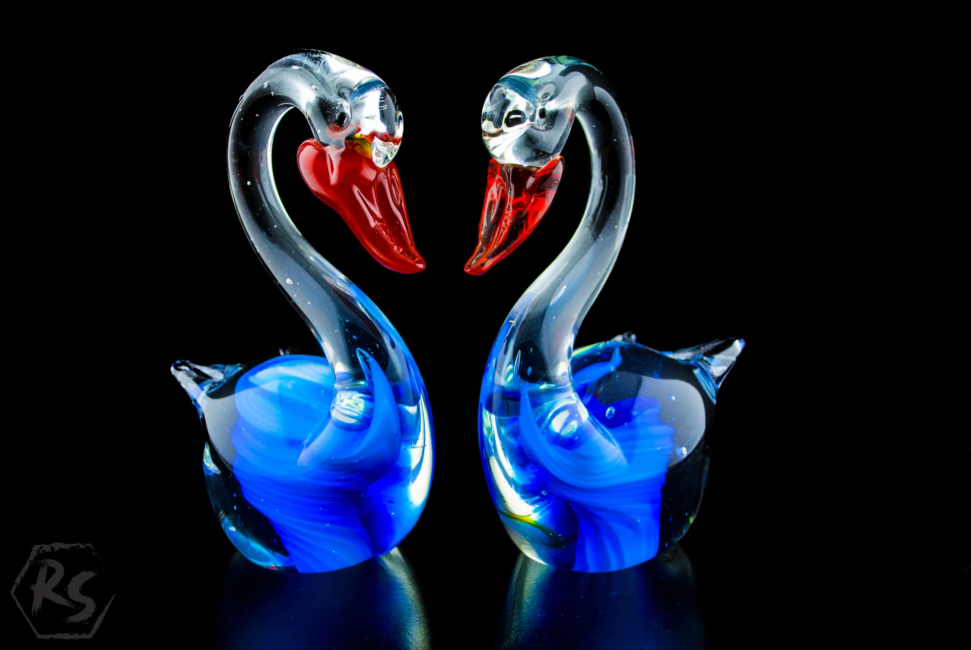 Двойка сини стъклени лебеди 2