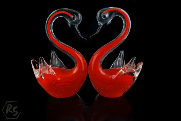 Двойка червени стъклени лебеди 