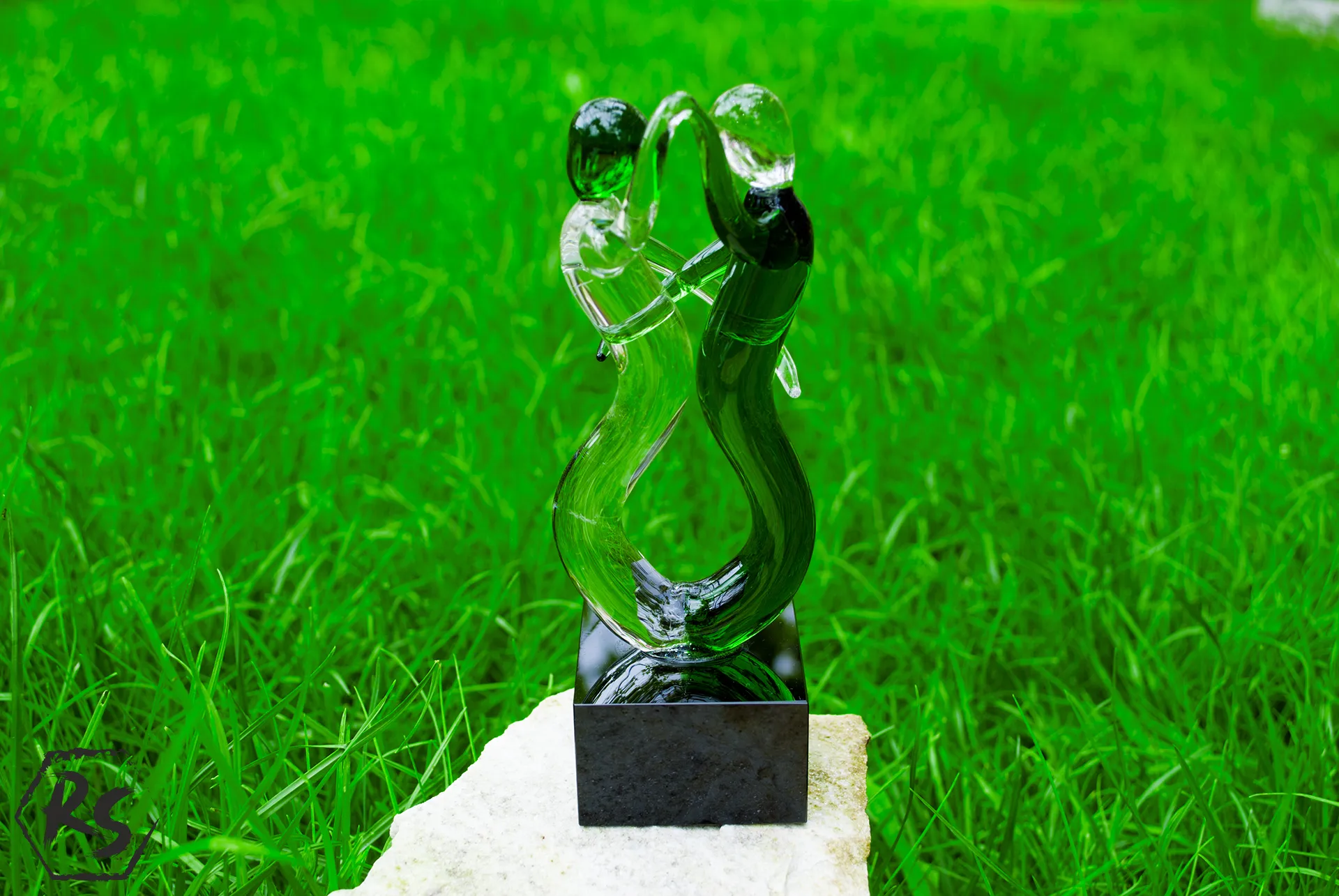 Абстрактна стъклена фигура в зелено 16 см 1