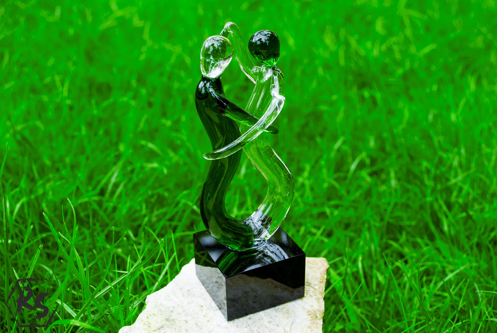Абстрактна стъклена фигура в зелено 16 см 3