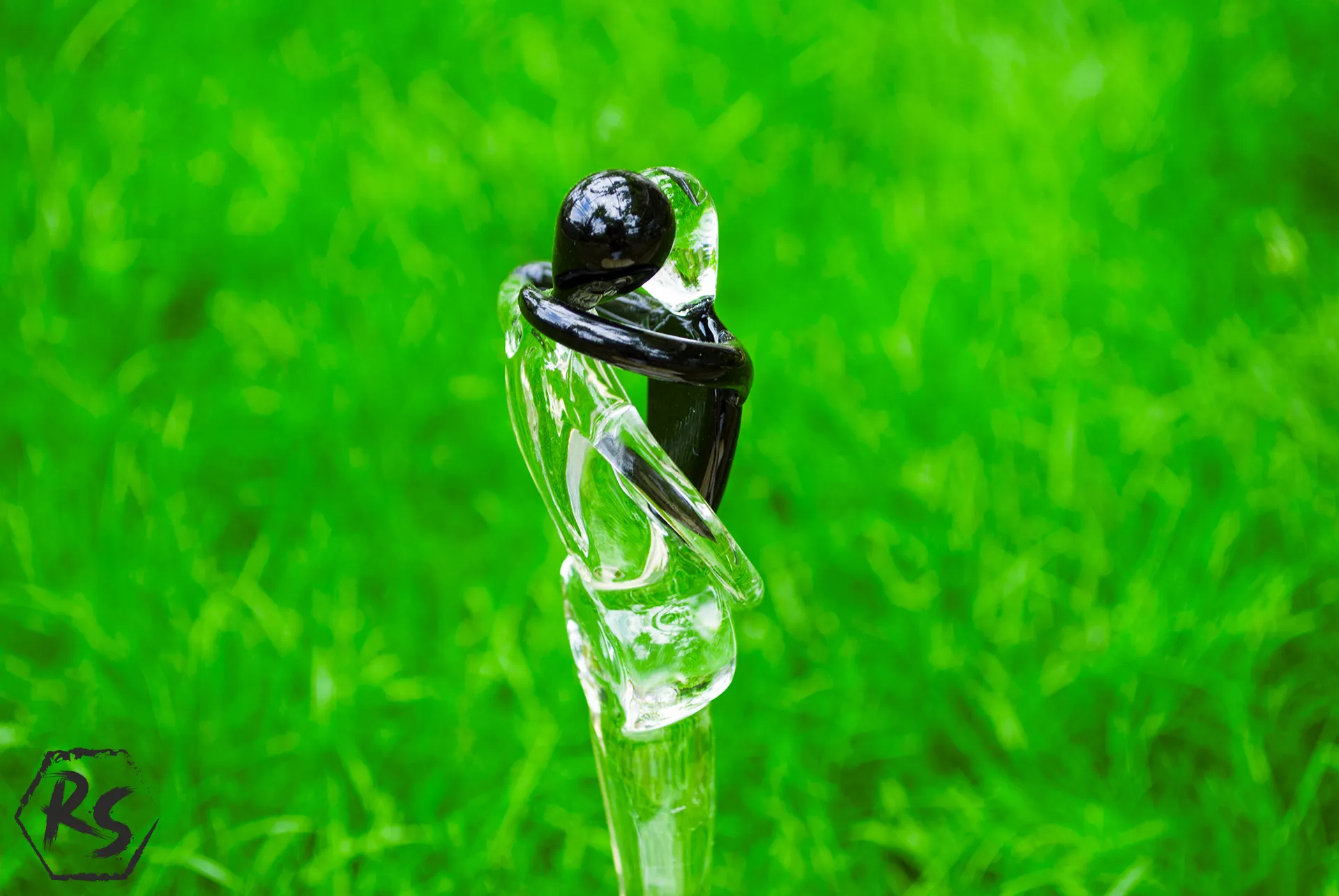 Абстрактна стъклена фигура в черно 18 см 2